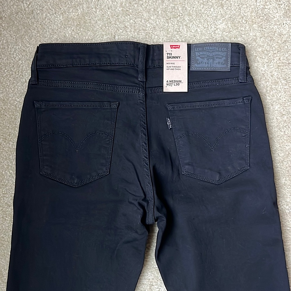 Levi’s 711 Skinny Black Denim Size 4 W27/L30